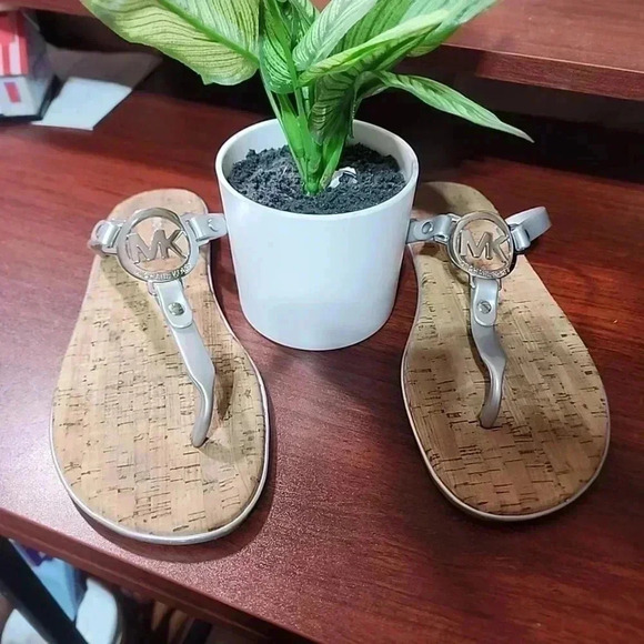 Michael Kors sandals. Size 9 - Picture 4 of 7